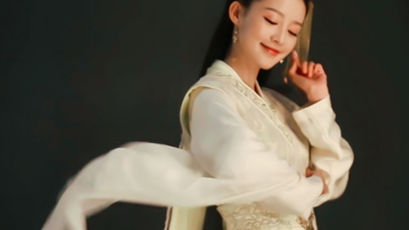李芯駖金像奖透视装亮相红毯美学引爆全网热议