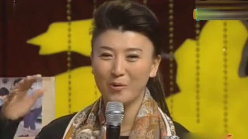闫学晶直播哭穷惹争议，官方媒体罕见下场点名批评