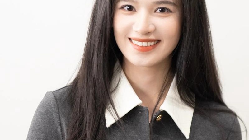 张婧仪周也无辜卷入名牌风波，活动现场乌龙引发热议